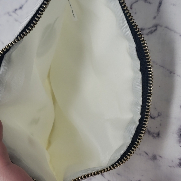 Travel Pouch Fuego - Picture 3 of 3